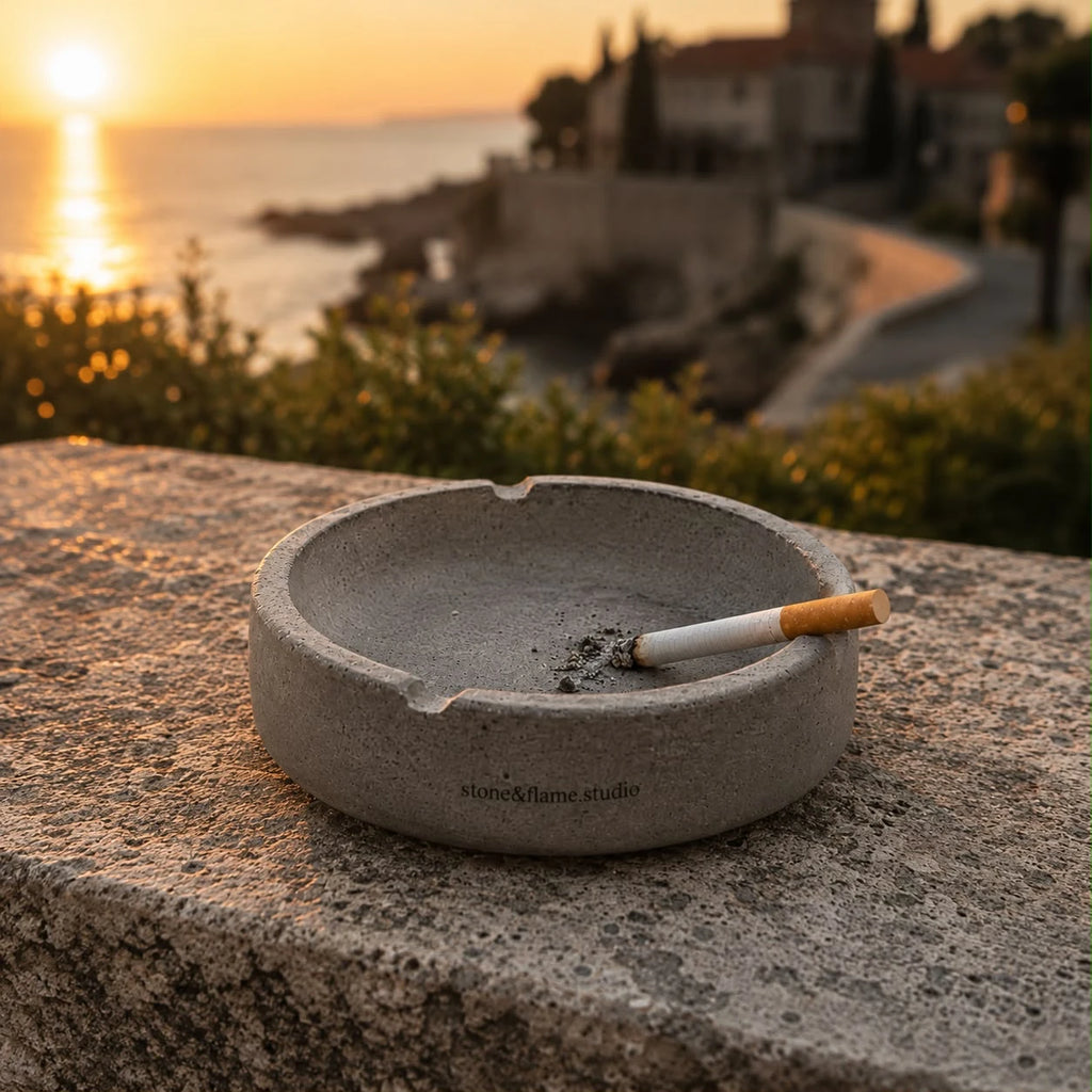 מאפרת בטון עגולה שטוחה לעת הזהב עם נוף חוף — stone&flame.studio