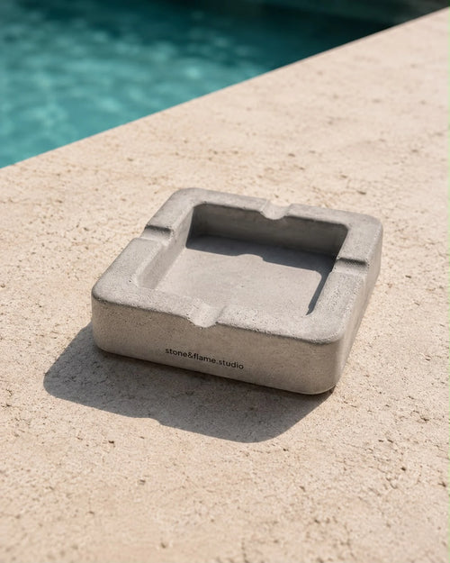 מאפרת בטון מרובעת ליד הבריכה — stone&flame.studio