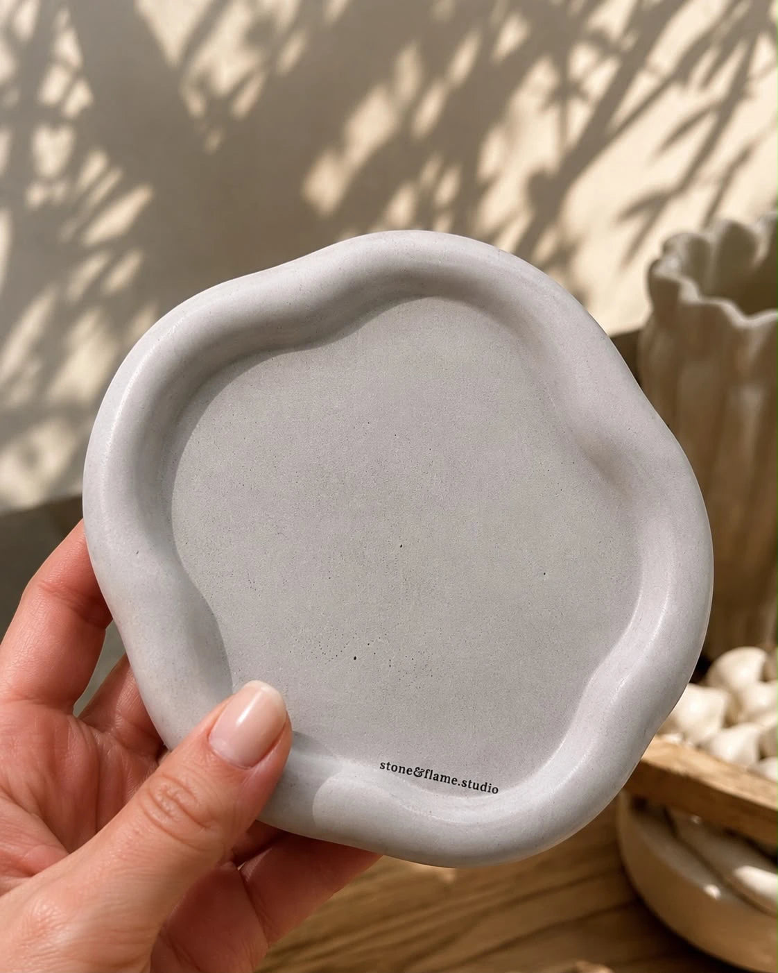 צלחת תכשיטים גלית — תצוגה ביד, חותמת stone&flame.studio